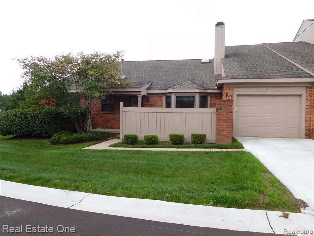 view of front of home featuring a front lawn and a garage