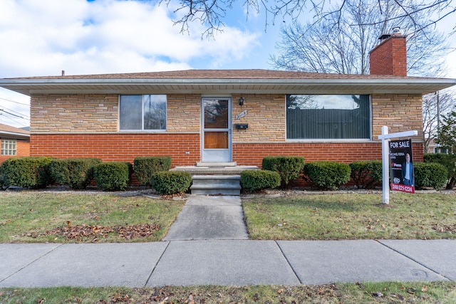 view of front facade featuring a front yard