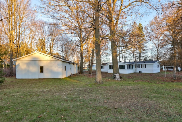 view of yard with an outbuilding