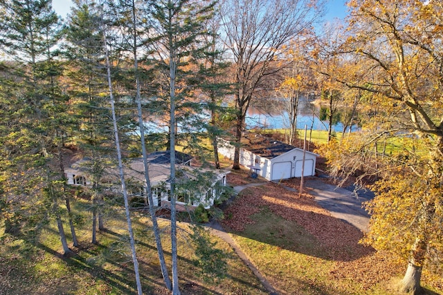 view of yard featuring a garage and a water view