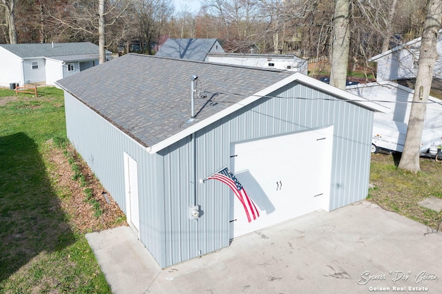 view of outdoor structure featuring an outdoor structure and driveway