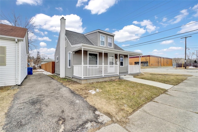 view of front of house featuring covered porch and a front yard