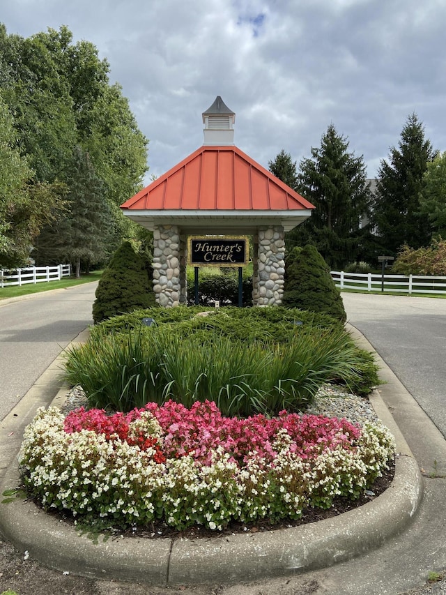 2519 Hunters Run Unit 101, Kalamazoo, MI 49048 - view of community / neighborhood sign