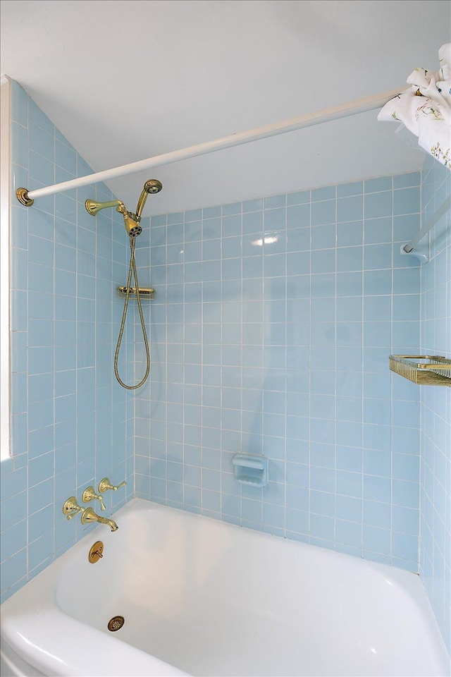 bathroom featuring tiled shower / bath