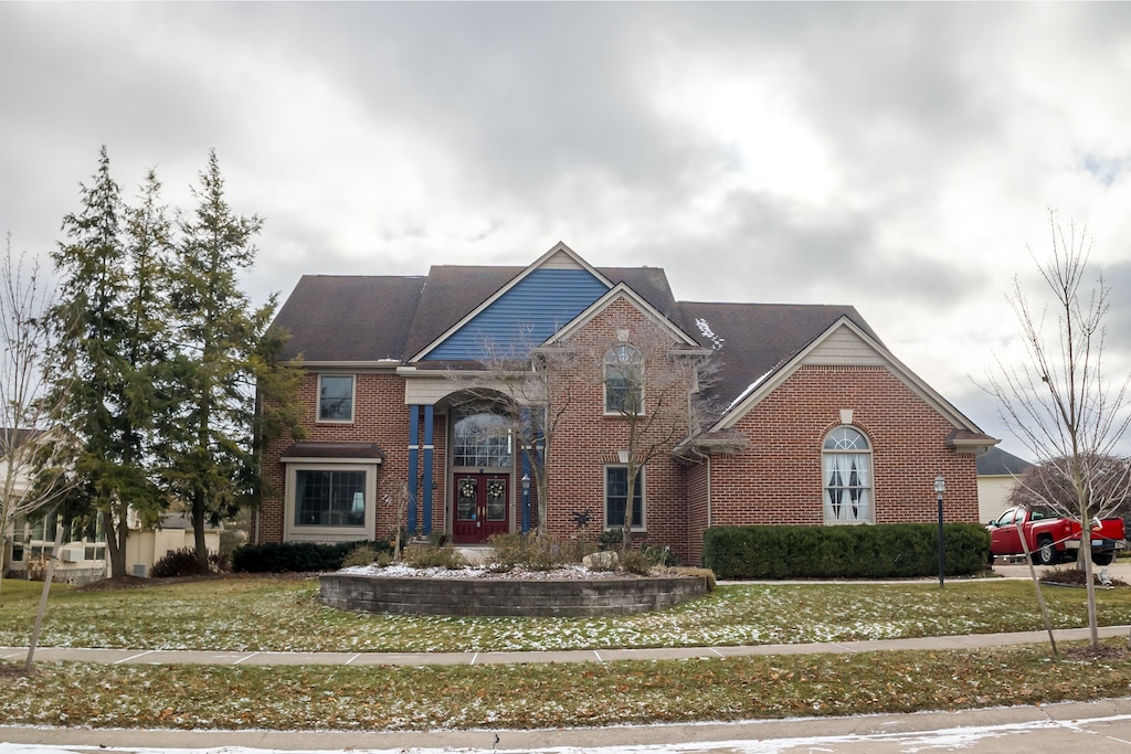 view of front property featuring a front lawn