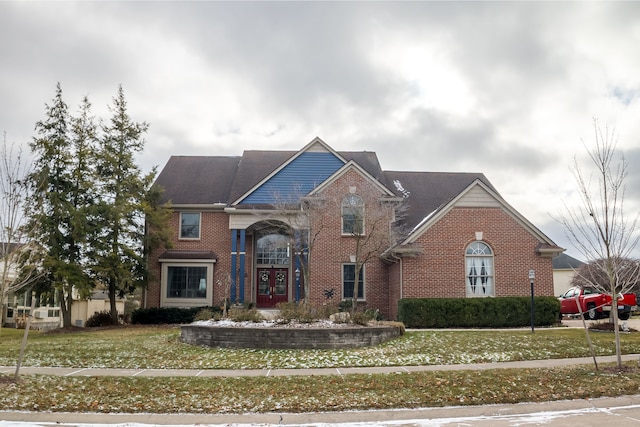 view of front property featuring a front lawn