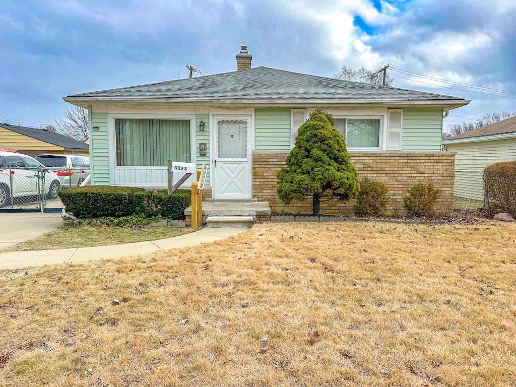 view of front of house with a front lawn