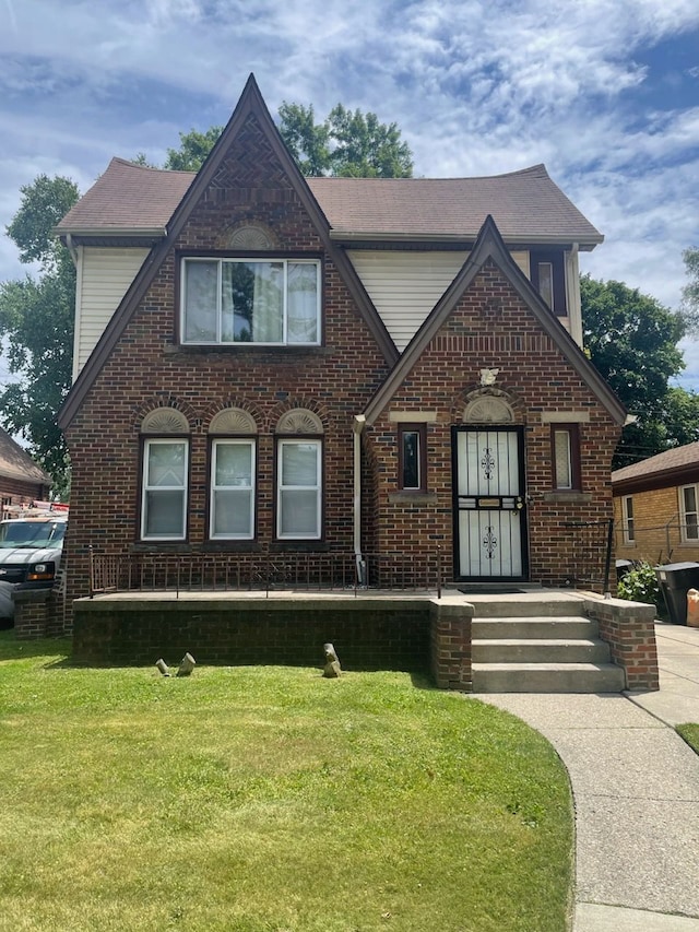 view of front facade featuring a front lawn