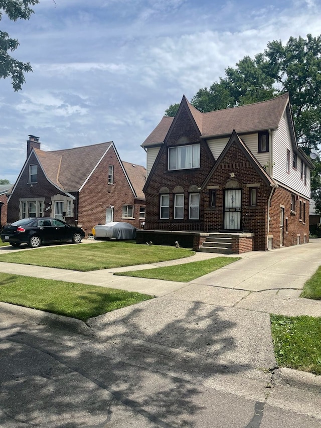 view of front of house featuring a front lawn