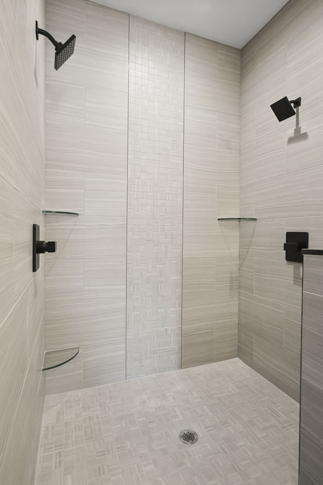 bathroom featuring a tile shower