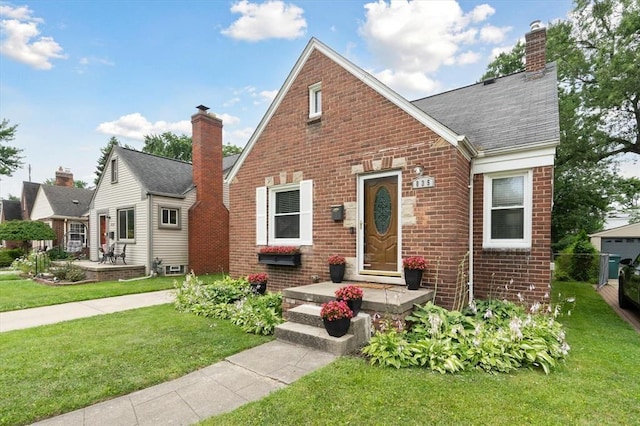 view of front of home featuring a front yard