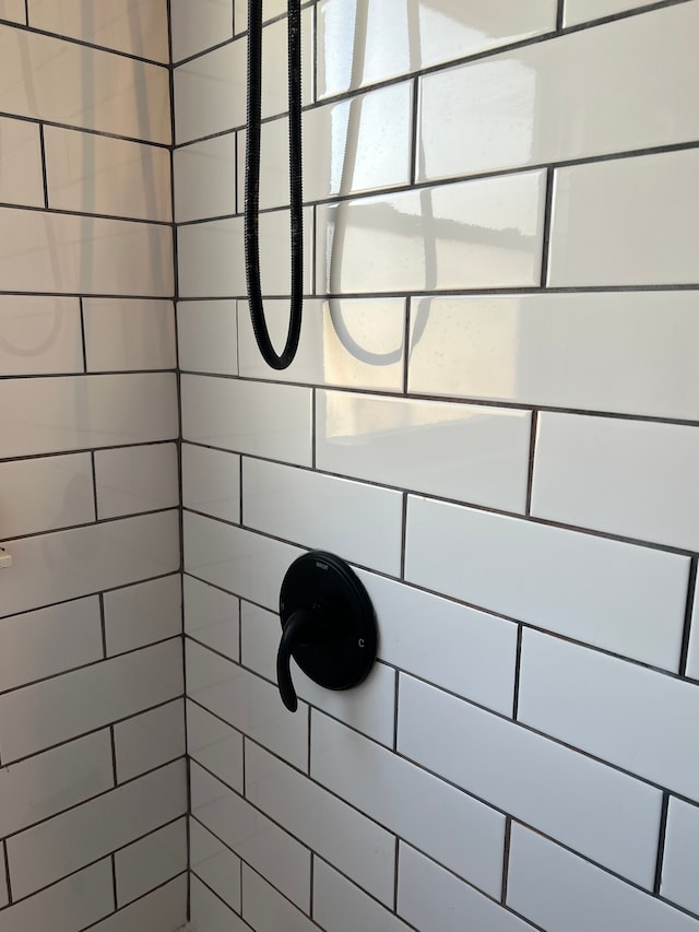 details with a tile shower