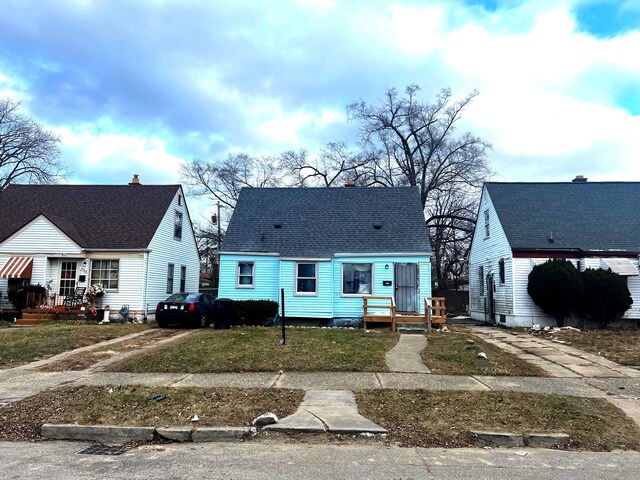 bungalow featuring a front lawn