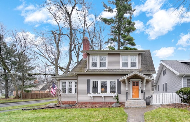 view of front of home featuring a front yard