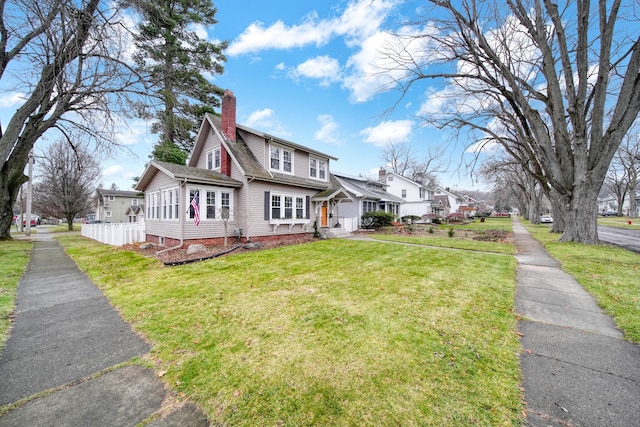 view of front of home featuring a front lawn