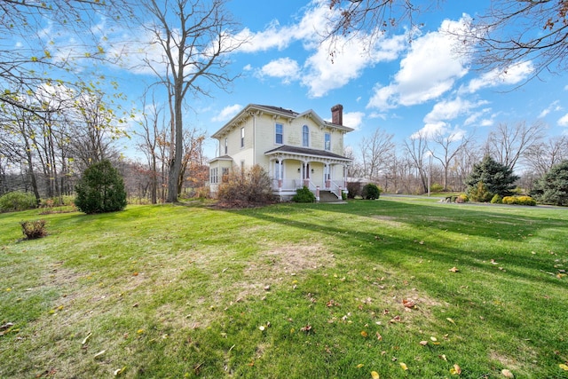 view of side of property featuring a lawn