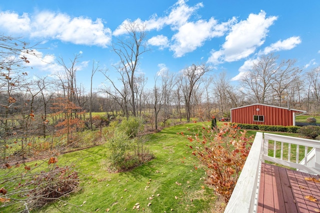 view of yard featuring an outbuilding