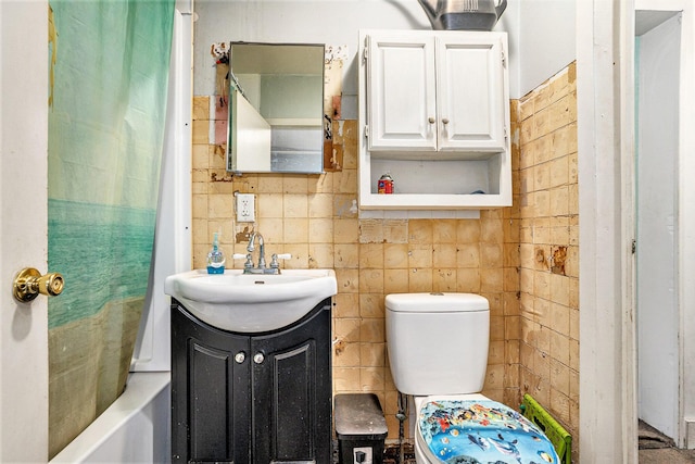 full bathroom featuring vanity, shower / tub combo, and toilet