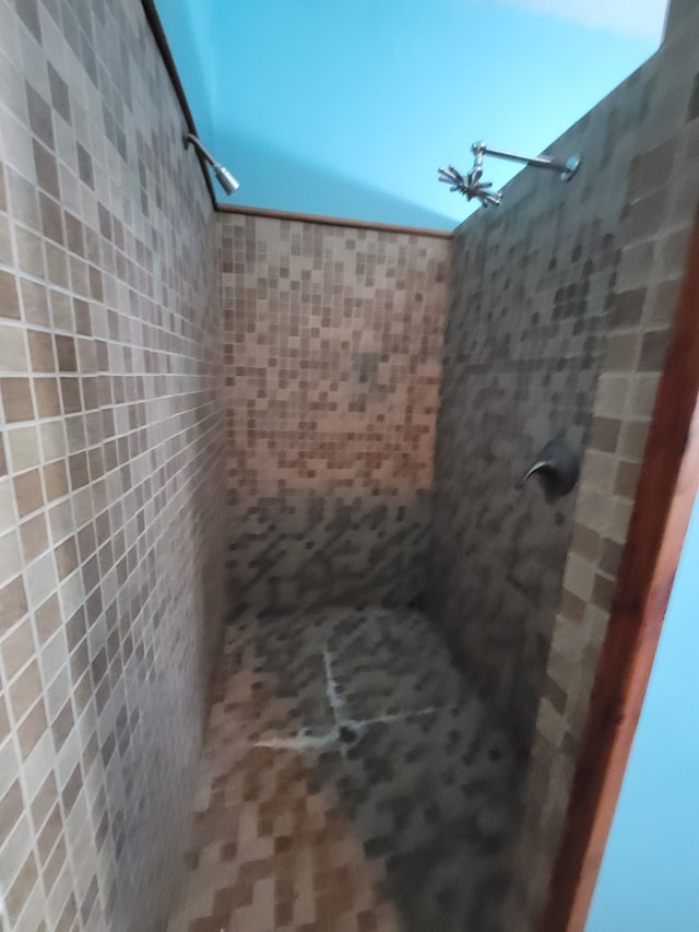 bathroom featuring a tile shower