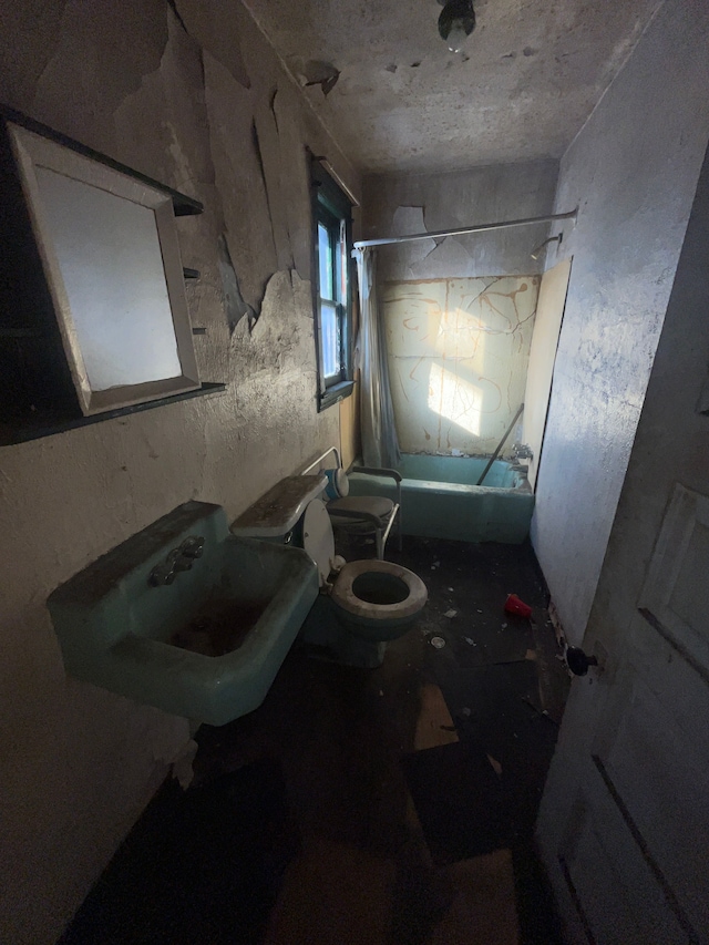 full bathroom featuring sink, toilet, and shower / bath combo