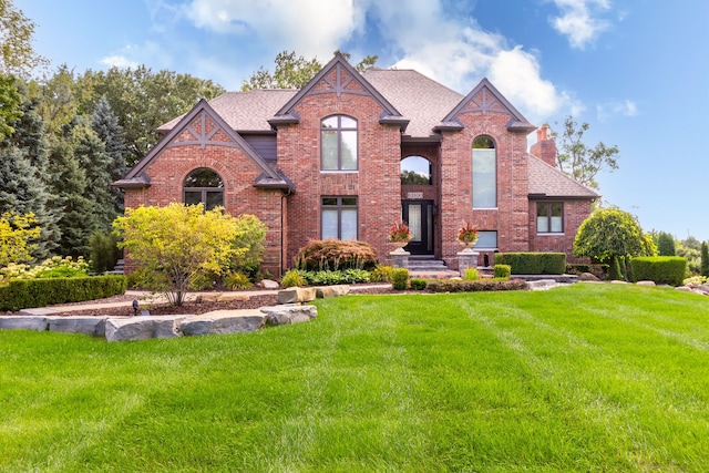 view of front of property featuring a front yard