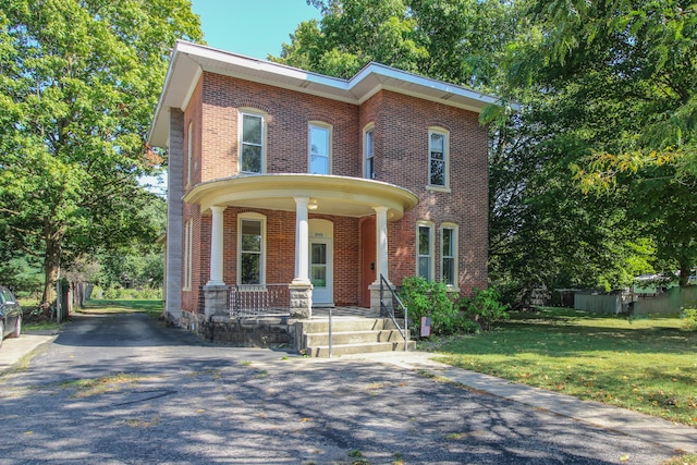 view of front facade featuring a porch and a front lawn