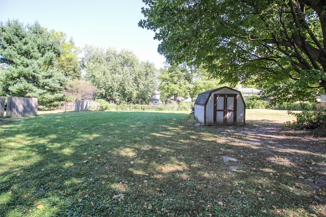 view of yard featuring a storage shed