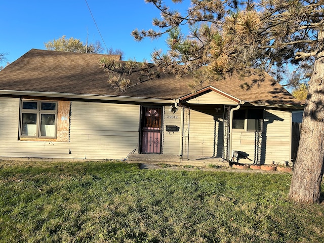 ranch-style home featuring a front lawn