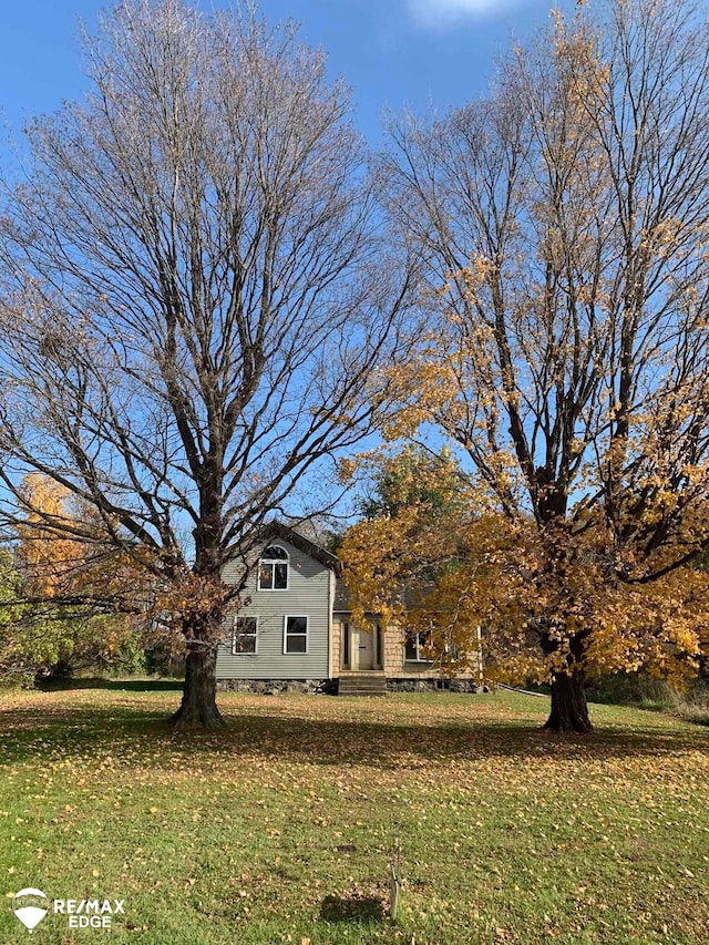 8135 Van Cleve Rd, Vassar, MI 48768 - view of grassy yard