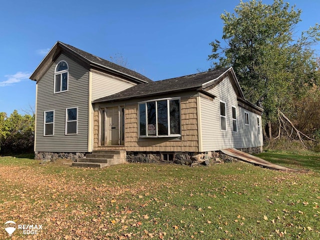 view of front facade featuring a front lawn