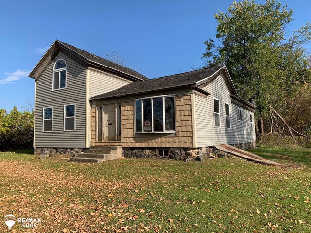 8135 Van Cleve Rd, Vassar, MI 48768 - view of front facade with a front yard and entry steps
