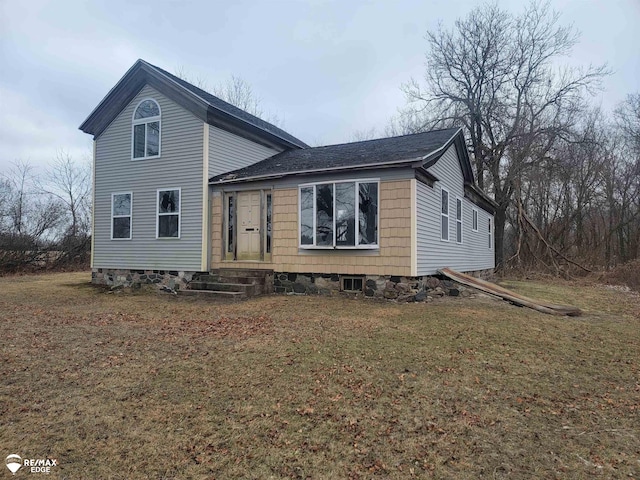 view of front facade featuring a front yard