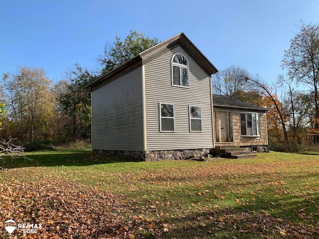 8135 Van Cleve Rd, Vassar, MI 48768 - back of house featuring entry steps and a yard