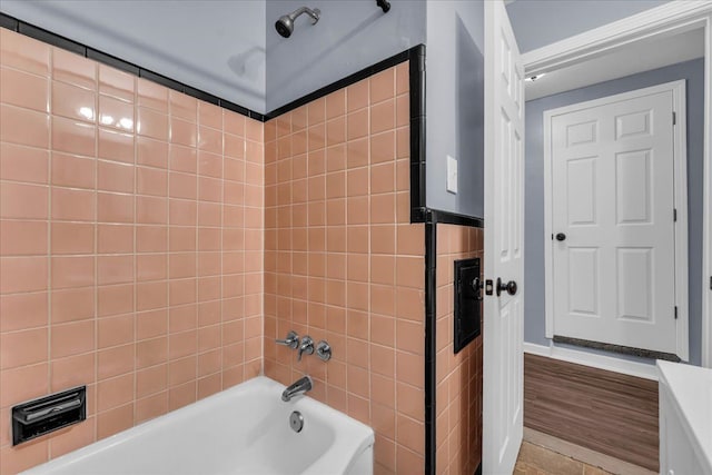 bathroom featuring tiled shower / bath