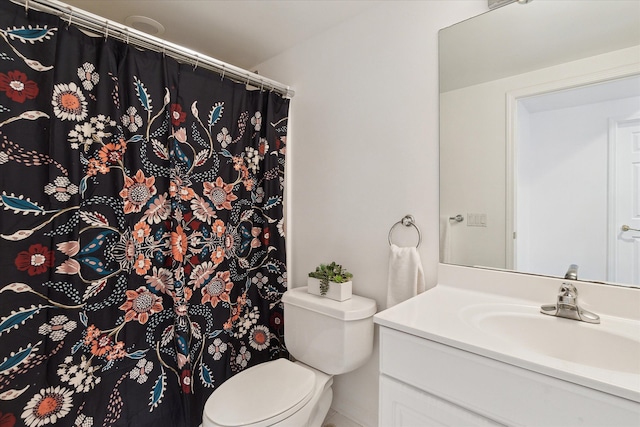 full bathroom with curtained shower, toilet, and vanity