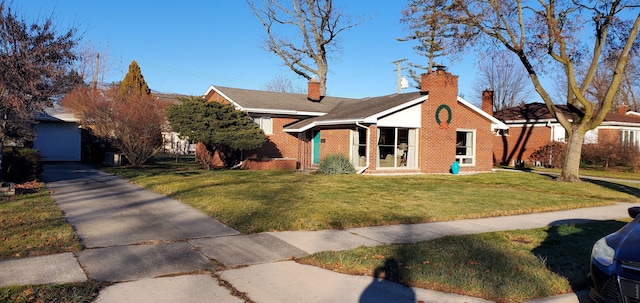 view of front of home featuring a front lawn