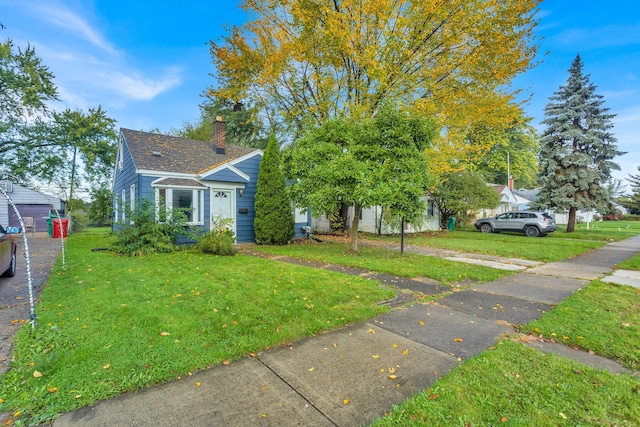 view of front facade with a front lawn