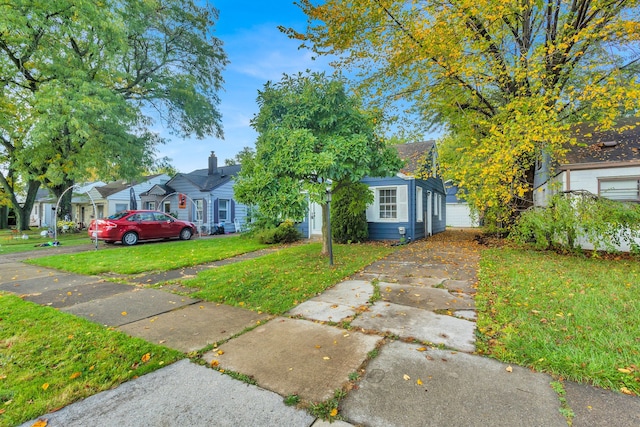 view of front of property featuring a front lawn