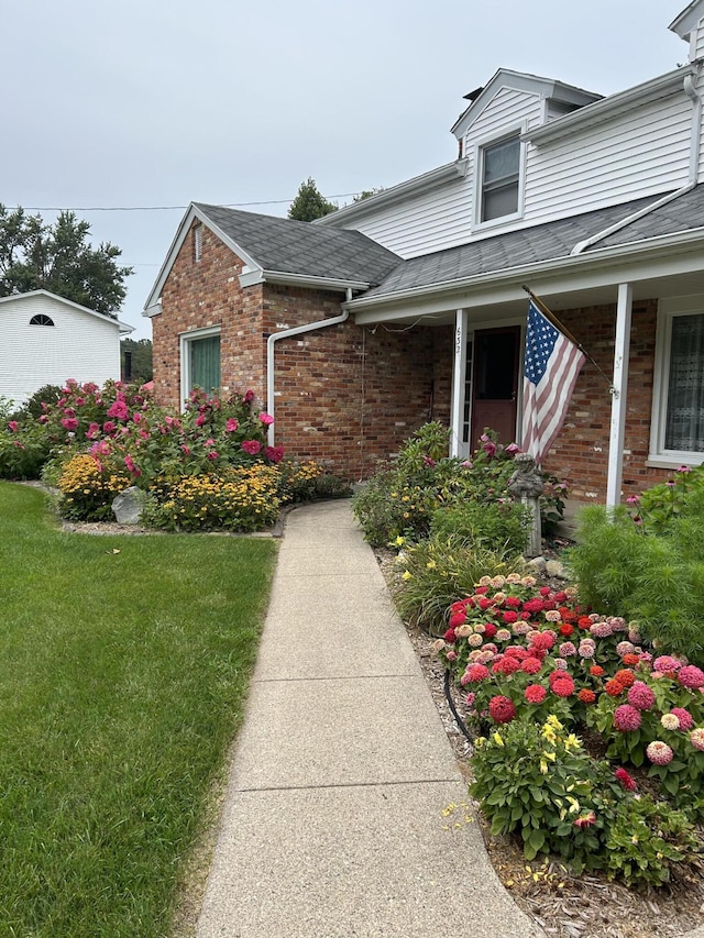 view of front facade with a front lawn