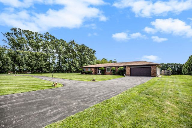 single story home featuring a front lawn