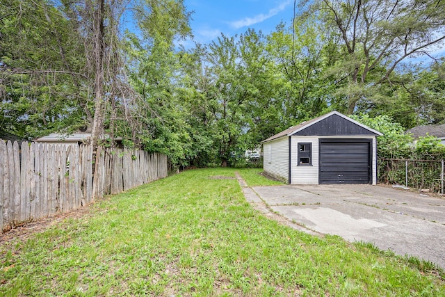 view of yard featuring a garage and an outdoor structure