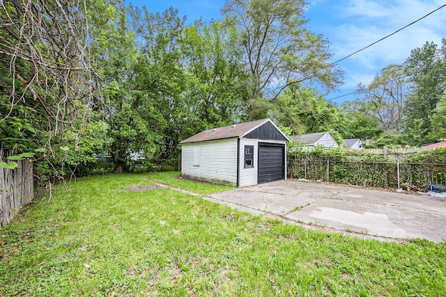 view of yard featuring a garage and an outdoor structure