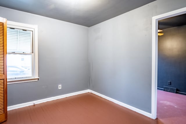 unfurnished room featuring ceiling fan and wood-type flooring