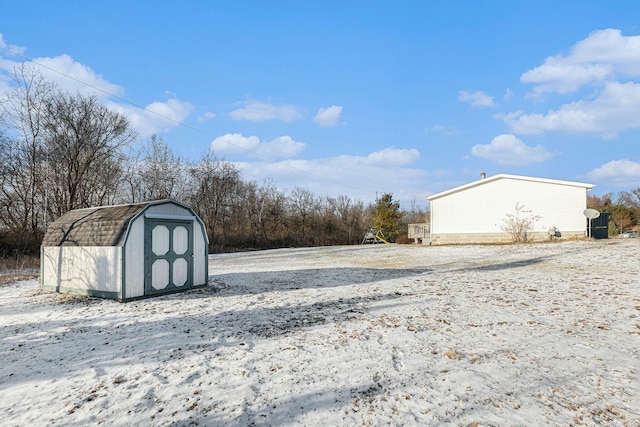 view of yard with a storage shed