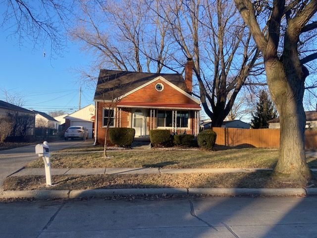 view of front of home with a front lawn