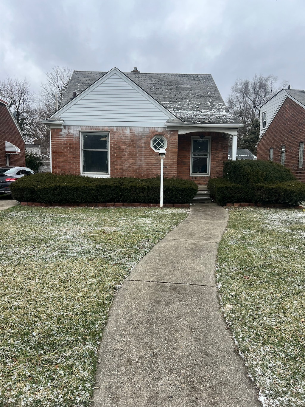 bungalow featuring a front lawn