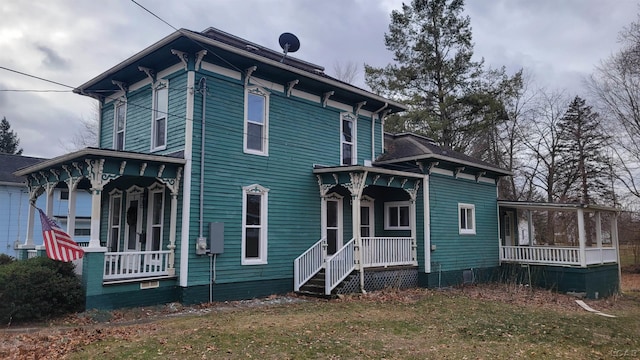 italianate-style house featuring a porch and a front lawn