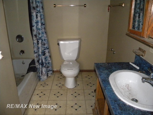 full bathroom featuring tile patterned floors, vanity, shower / bath combination with curtain, and toilet