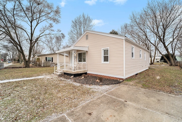 manufactured / mobile home with a front lawn