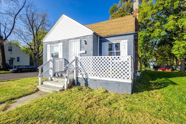 view of front of home with a front lawn